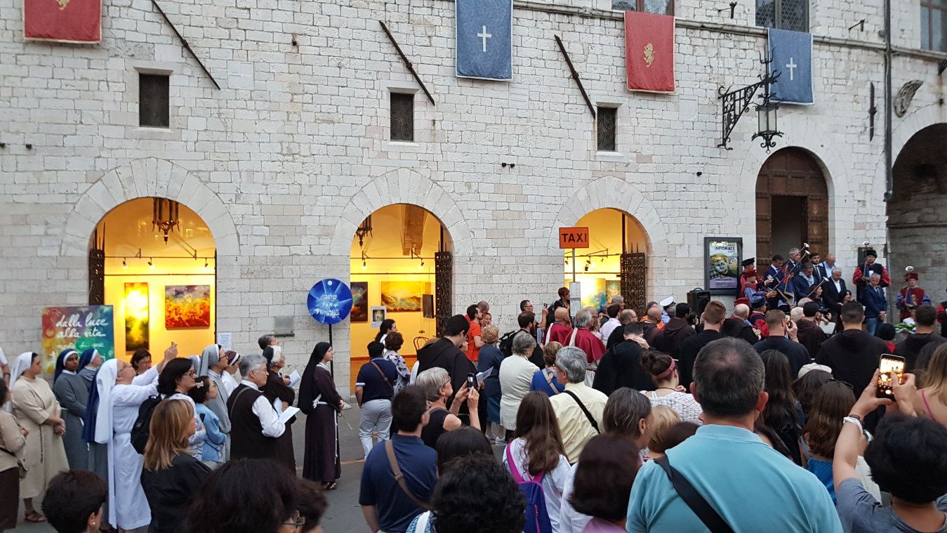 Assisi, Galleria Le Logge, palazzo comunale, giugno 2019, agosto 2020, agosto 2021